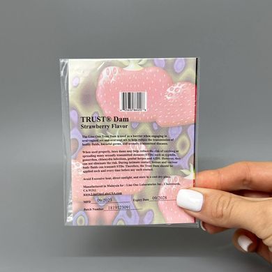 Салфетка латексная для римминга и орального секса TRUST Latex Dental Dam Strawberry со вкусом клубники - фото