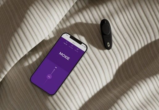 WE-VIBE Moxie+ Black  смарт-вібратор у трусики чорний - фото