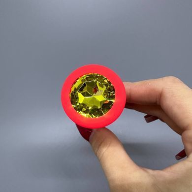 Анальна пробка силіконова червона (2,8 см) з жовтим кристалом - фото