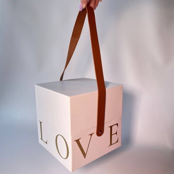Подарункова коробка з ручкою LOVE біла, S - фото