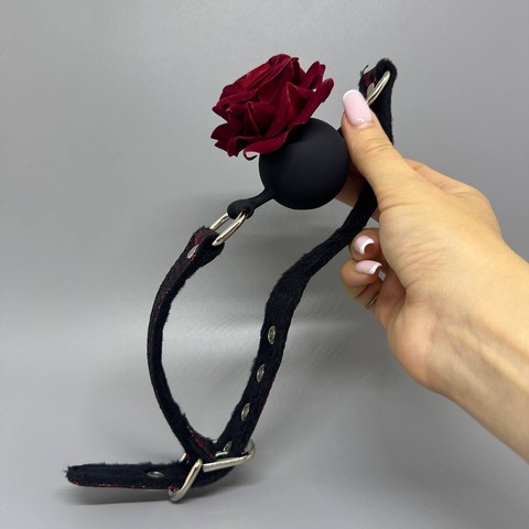 Кляп з кулькою та трояндою Master Series Eye-Catching Ball Gag With Rose - фото