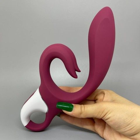 Satisfyer Love Me Red - вібратор-кролик з вигнутим відростком - фото