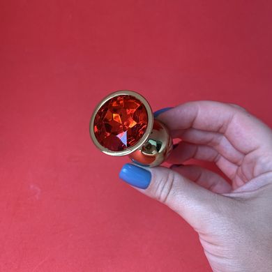 Золотая анальная пробка с красным кристаллом (2,8 см) - фото