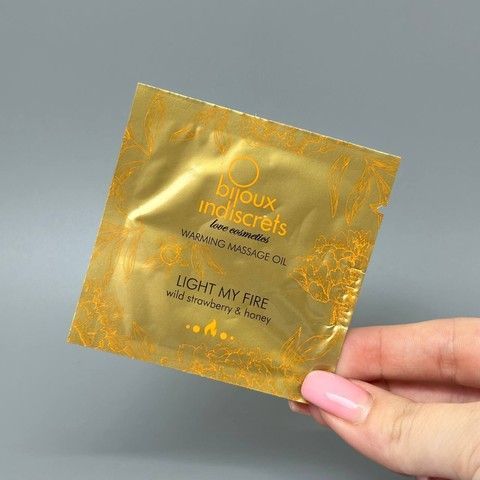 Саше разогревающее масло Bijoux Indiscrets Light my Fire Wild Strawberry & Honey (2 мл)