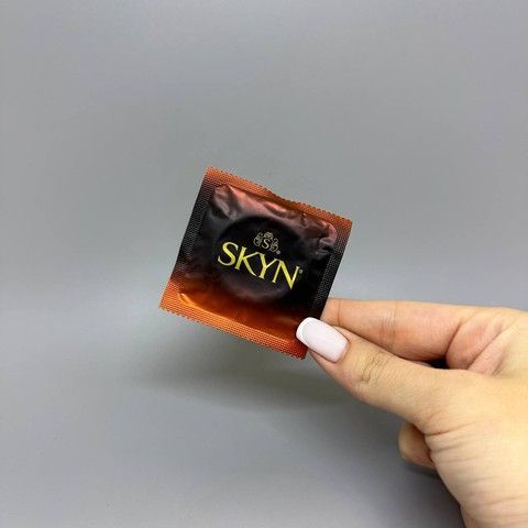 Безлатексний презерватив із зігріваючим ефектом SKYN Warming (1 шт) - фото