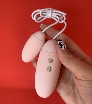 Вакуумний стимулятор клітора з віброяйцем KissToy Miss VV Pink - фото