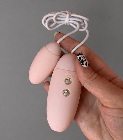 Вакуумный стимулятор клитора с виброяйцом KissToy Miss VV Pink - фото