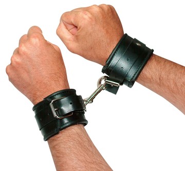 Кожаные наручники с карабином ZADO black