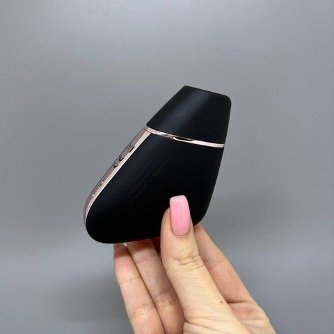Satisfyer Love Triangle - вакуумний смарт-стимулятор клітора Black - фото