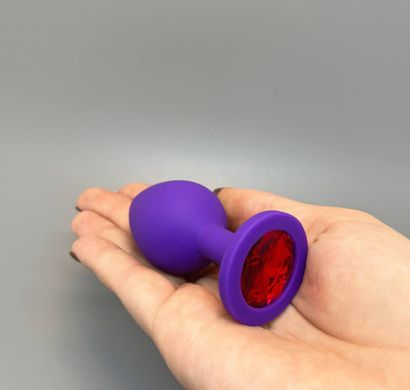 Анальная пробка со стразом Boss (3,5 см) Plug-Jewellery Purple Medium Red Diamond М - фото