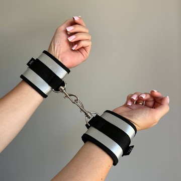 М'які наручники Fifty Shades of Grey - "Вся його"
